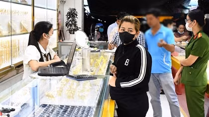 Người phụ nữ dùng ô tô đi ăn trộm vàng
