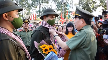 Thứ trưởng Lê Quốc Hùng dự lễ giao nhận quân tại TP Hồ Chí Minh