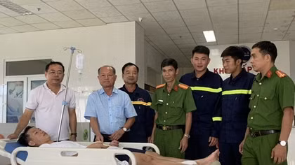 Thăm hỏi chiến sĩ bị thương khi cứu nạn trong vụ cháy cửa hàng quần áo