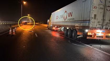 Bị thương nặng khi phóng xe máy, tạt đầu container trên cao tốc