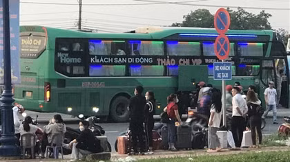 Xe khách bỏ bến "làm khó" doanh nghiệp vận tải trong bến