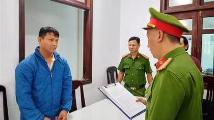 Bắt tạm giam ba đối tượng cầm đầu nhóm chiếm đoạt tiền của 300 chủ thẻ tín dụng