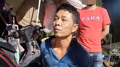 Khống chế đối tượng vi phạm nồng độ cồn, lấy gạch ném Công an
