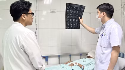 Phẫu thuật khối u xơ thần kinh "khổng lồ" che kín mặt