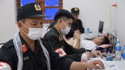 Cảnh sát cơ động khám bệnh, tặng quà tri ân người có công tại Bắc Giang