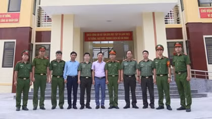 Xóm làng thêm bình yên khi Công an chính quy về xã