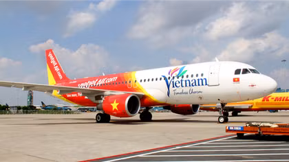 Máy bay Vietjet sơn biểu tượng du lịch ấn tượng đáp xuống sân bay Tân Sơn Nhất