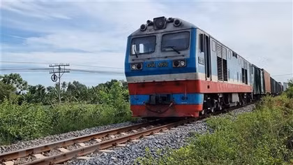Đường sắt cần 8.000 tỉ đồng để thay đầu máy, toa xe hết niên hạn
