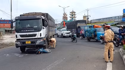 CSGT dùng xe đặc chủng đưa nạn nhân bị tai nạn đến bệnh viện