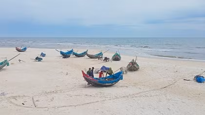 Thăm hỏi, động viên hỗ trợ ngư dân gặp nạn trên biển