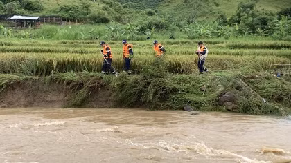 Sạt lở taluy do mưa lũ, các nạn nhân bị cuốn đi xa nhiều km