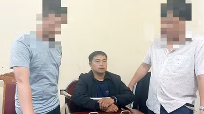 “Ôm” 7 bánh heroin đi bán thì bị tóm