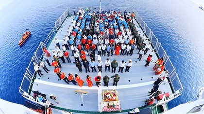 Những người nằm lại phía chân trời