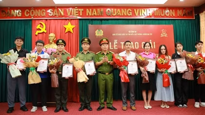 Trao giải nhiều cá nhân dự thi Tìm hiểu Luật phòng chống ma túy