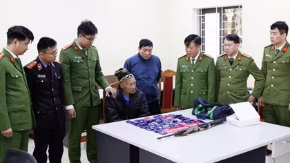 Thủ súng carbine vượt rừng "ôm" gần 12.000 viên ma túy tổng hợp