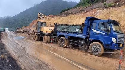 Đề nghị công bố tình huống khẩn cấp do sạt lở nghiêm trọng trên cao tốc La Sơn - Hòa Liên