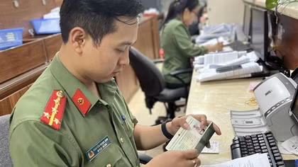 Cấp hộ chiếu phổ thông gắn chíp điện tử - chuyện bây giờ mới kể
