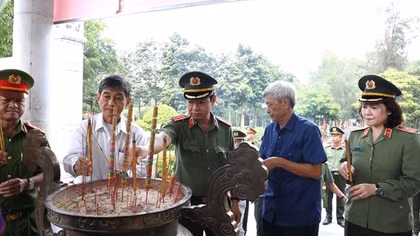 Bộ Công an dâng hương tưởng nhớ, tri ân các Anh hùng - Liệt sĩ