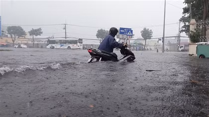 Mưa lớn kéo dài, nhiều tuyến phố của Đà Nẵng lại thành… sông