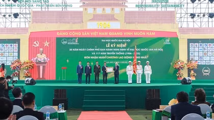 Đại học Quốc gia Hà Nội đón nhận Huân chương Lao động hạng Nhất