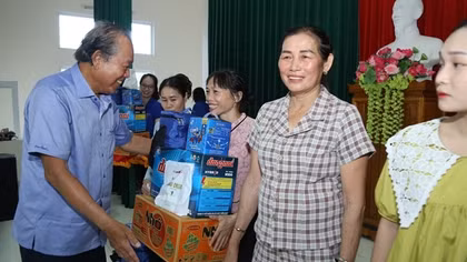 Đồng hành "Cùng ngư dân thắp sáng đèn trên biển"