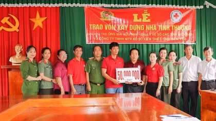 Công an Vĩnh Long trao tiền xây dựng nhà tình thương tặng hộ nghèo
