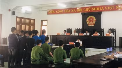 Dắt nhau vào tù sau cuộc hỗn chiến vì “nhìn đểu”