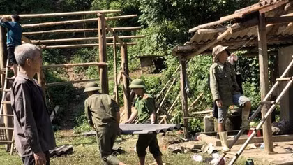 Công an xã giúp người dân khắc phục hậu quả bão lũ