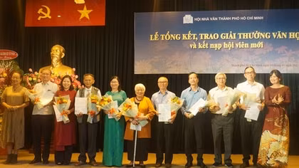 Đạo diễn Xuân Phượng trở thành nhà văn ở tuổi 94