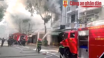 Kịp thời dập tắt đám cháy ở trung tâm TP Cần Thơ lúc sáng sớm