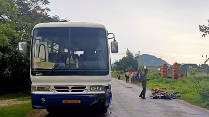 Hai vợ chồng tử vong sau va chạm giữa xe đạp điện và ôtô chở công nhân