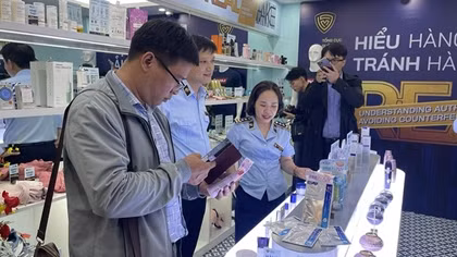 Hướng dẫn người tiêu dùng phân biệt hàng thật và giả