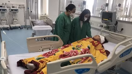 Nam sinh lớp 7 cầm kéo đâm bạn nữ cùng lớp nguy kịch rồi định nhảy lầu tự tử