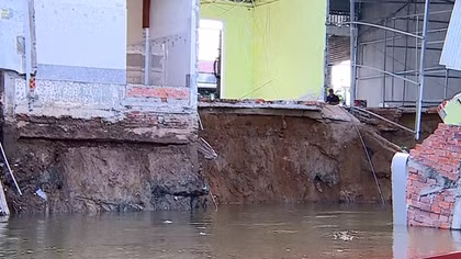 Sạt lở bờ sông Trà Ôn, 8 căn nhà sụp xuống sông