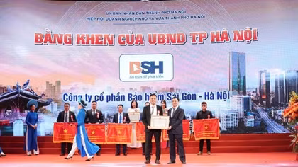 Bảo hiểm BSH nhận Giải thưởng “Cúp Thăng Long 2022” và bằng khen của UBND TP Hà Nội