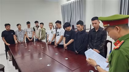 Đêm khuya, hàng chục thanh, thiếu niên vác mã tấu “so kè anh hùng”