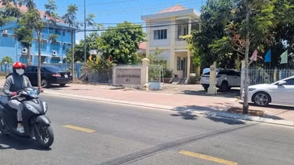 Thêm một kiểm soát viên đoàn QLTT kiểm tra gạch ngói xộ khám