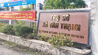 Nữ cán bộ xã mang sổ đỏ của dân đi cầm lấy tiền trả nợ
