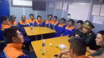 Trắng đêm cứu hộ 10 ngư dân gặp nạn trên biển