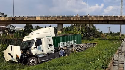 Xe đầu kéo tông sập taluy, lao khỏi đường cao tốc