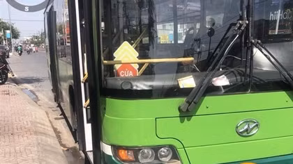 Tài xế xe buýt bị người mặc đồ xe ôm công nghệ dùng mỏ lết tấn công