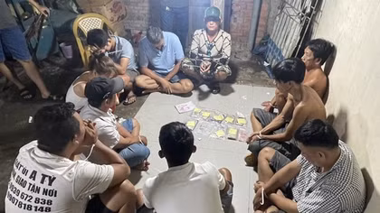 10 người bị bắt trong căn nhà thường xuyên tụ tập đánh bạc