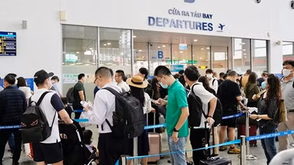Chiều cuối tuần trước kỳ nghỉ lễ: Sân bay, bến xe đông nghịt khách