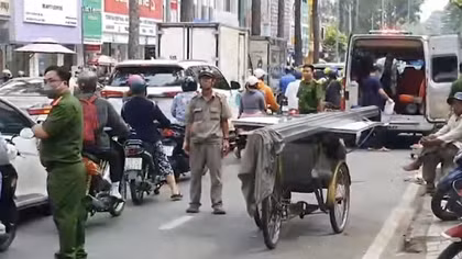 Tạm giữ tài xế xích lô chở sắt làm 1 phụ nữ tử vong