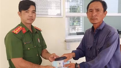 Nhân viên nhặt được 25 triệu đồng mang đến Công an giao nộp