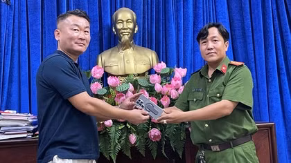 Trao trả tài sản cho người nước ngoài bị cướp giật