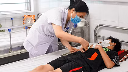 Chăm sóc trẻ bị sốt xuất huyết: Cẩn trọng kẻo nguy hiểm tính mạng