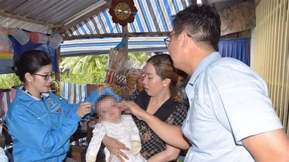 Bé trai bị bỏ rơi ven đường ở Bạc Liêu