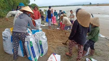 Hàng trăm người khẩn cấp “vá”.... bờ sông Vu Gia bị sạt lở nghiêm trọng