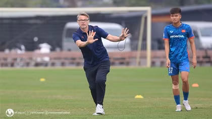 Cần kiên nhẫn với HLV Philippe Troussier